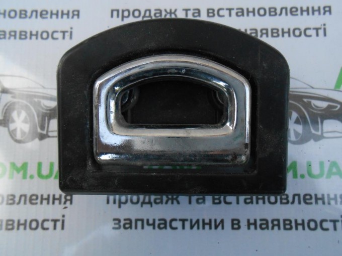  Фиксатор багажника